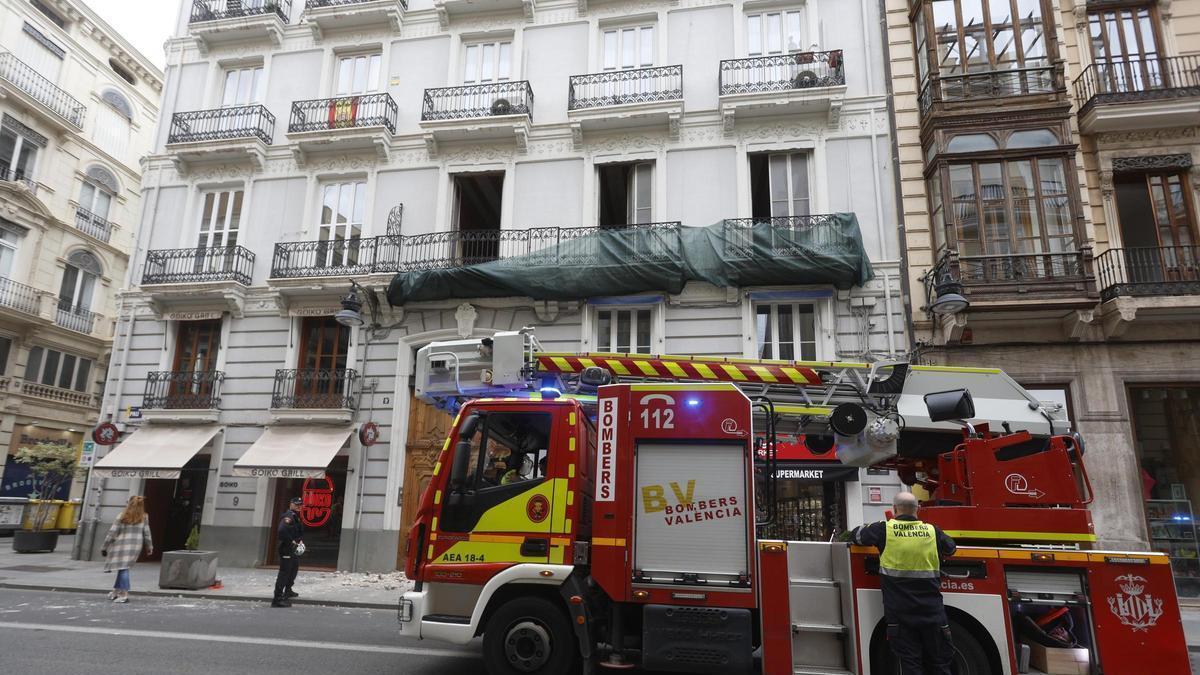 Cae parte de una fachada en plena calle de la Paz de València