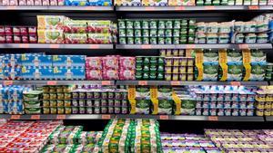 Archivo - Sección de yogures y lácteos en un supermercado de Madrid.