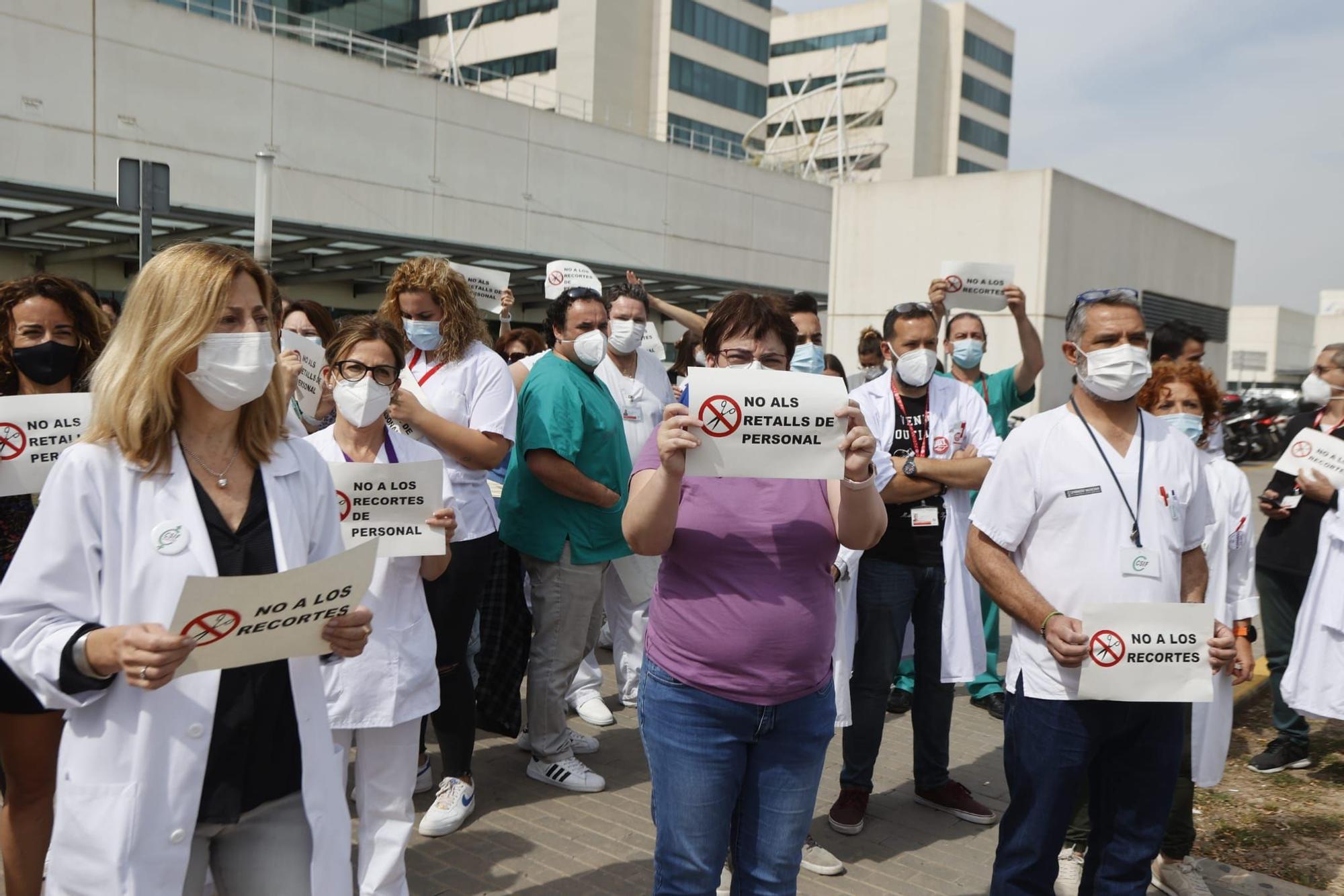 Personal sanitario protesta ante la falta de "transparencia" en la bolsa de Sanitat