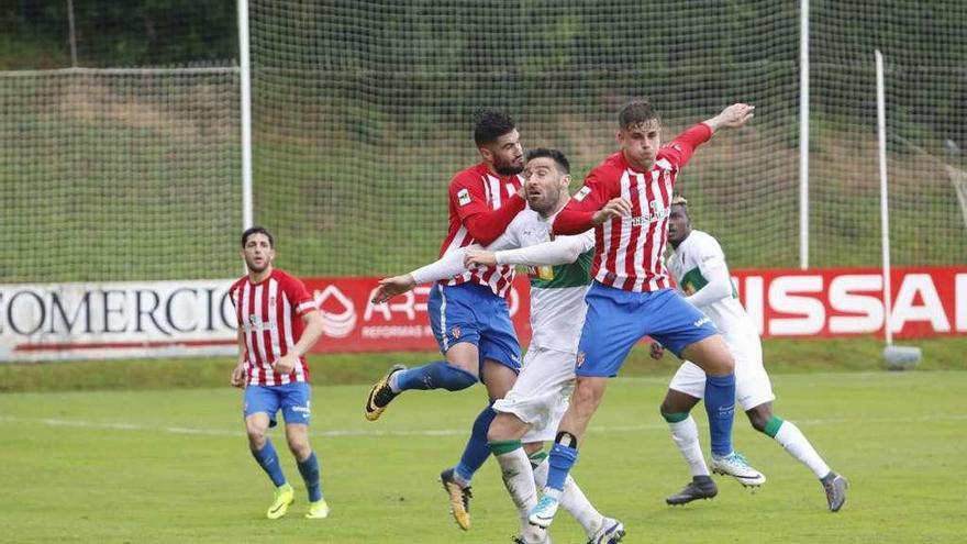 Los rojiblancos Víctor Ruiz e Isma Cerro saltan junto a Benja por hacerse con el balón, ayer en Mareo.