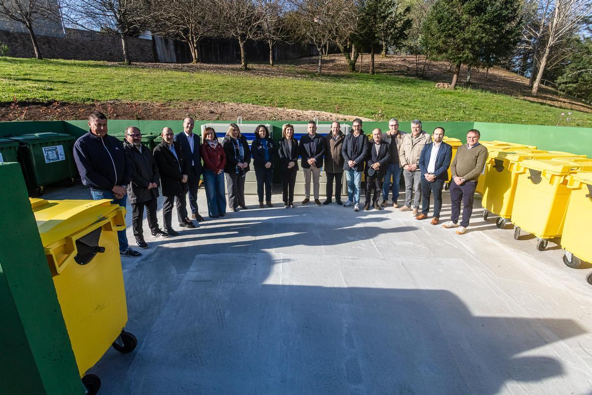 La conselleira de Medio Ambiente, Ángeles Vázquez, con la delegada territorial de la Xunta en A Coruña, Belén do Campo, alcaldes y representantes municipales de los concellos de la Mancomunidade do Barbanza, así como responsables de Ecoembes, la organización que impulsa en España en reciclaje de envases