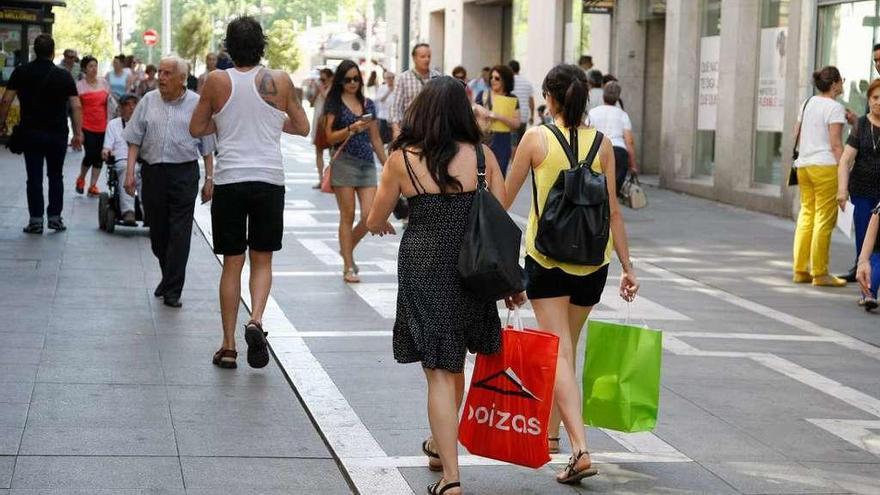 Dos personas con bolsas de la compra por Santa Clara, ayer por la mañana.