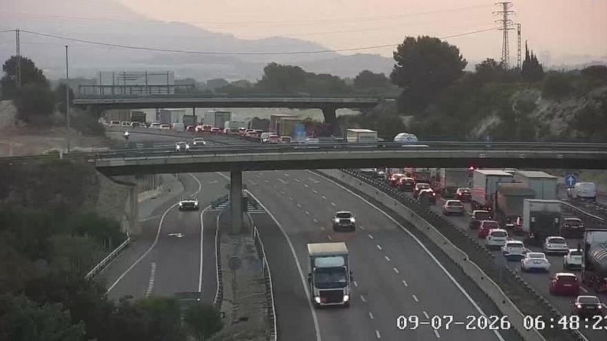 Un accidente colapsa el tráfico en Valencia con 12 kilómetros de retenciones en la A-7