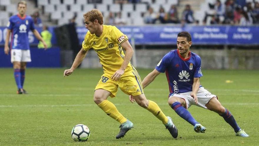 Rocha presiona a Álex Fernández en el partido del domingo.