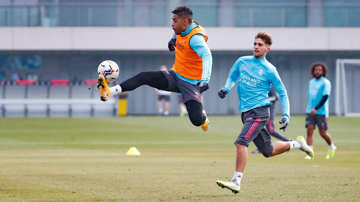 Pablo Ramón persigue a Mariano en un entrenamiento del Real Madrid