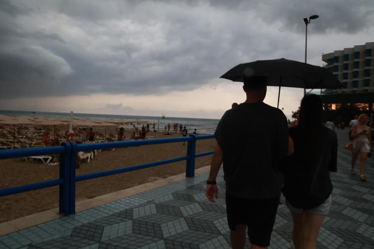 Así ha llegado la tormenta a la playa del Postiguet de Alicante