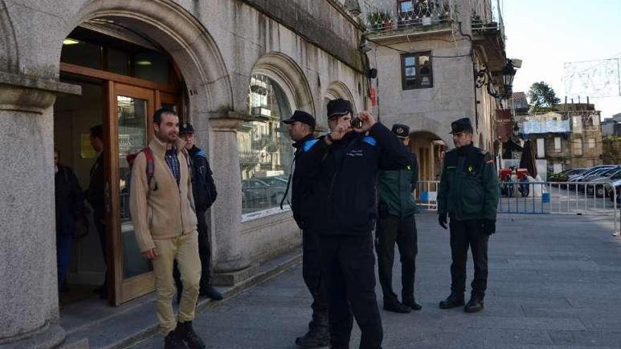 Lois Baúlo (izq.) a su salida del juicio celebrado en Tui. // E. G.