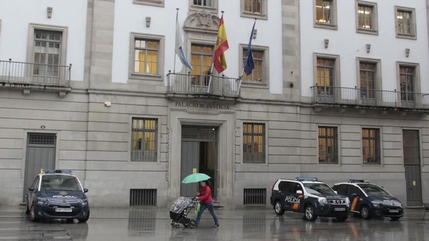 Exterior de la Audiencia de Pontevedra. // Santos Álvarez