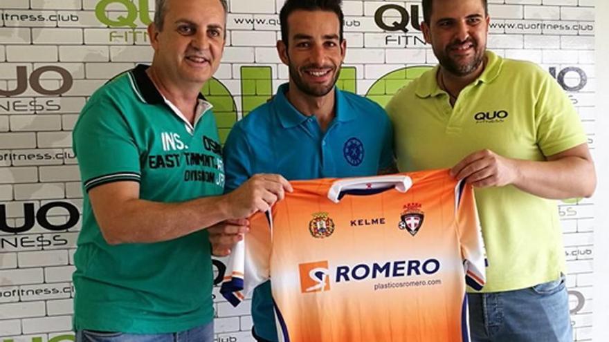 El pívot José Carlos posa con la camiseta del Plásticos.