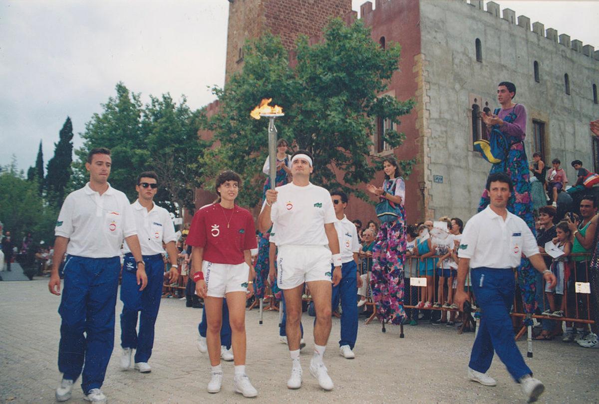 Félix Cano, jugador del Club Beisbol Viladecans i de la selecció espanyola de beisbol, porta la torxa paralímpica al començament del seu relleu davant de la Torre-roja de la ciutat.