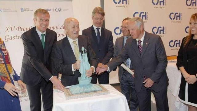 Momento de la entrega de la escultura que acredita a Lucio Blázquez como ganador de la presente edición del "Lola Torres". // Xoán Álvarez