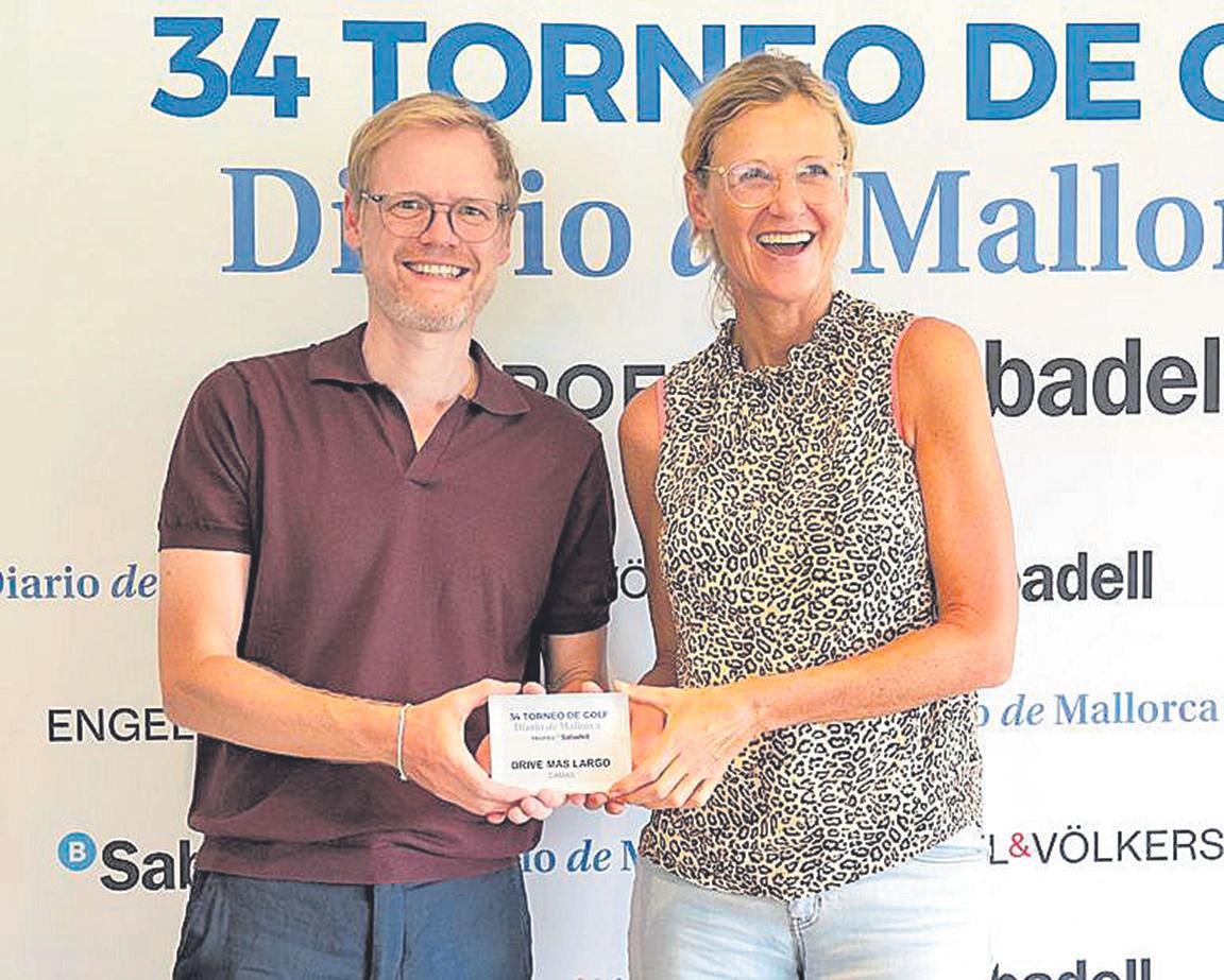 Vanessa Helga, jugadora que logró el drive más largo en damas, con Vincent Truan (Banc Sabadell).