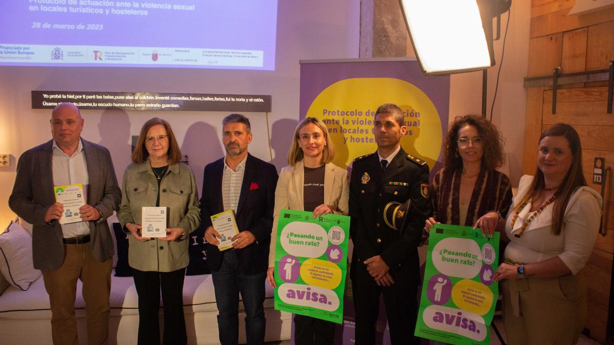 Foto de familia con Ruiz Caballero, Jiménez y Alfonso de la Cerda, de la Ufam, este martes en Murcia.