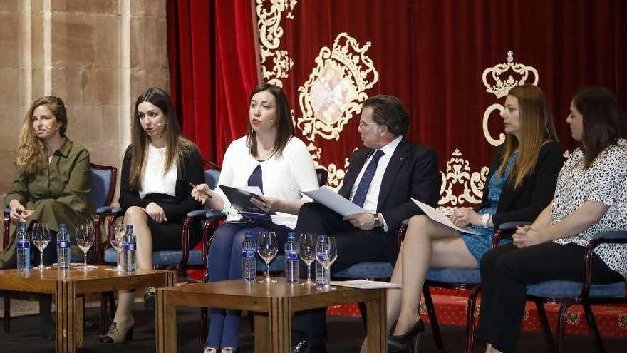 Las directivas de Orovalle Cristina Orejas, Esther Fernández, Nuria Menéndez, Guadalupe Collar y María García, junto a Alfredo Fernández Santos (director comercial del Sabadell-Herrero) durate el coloquio en Oviedo.