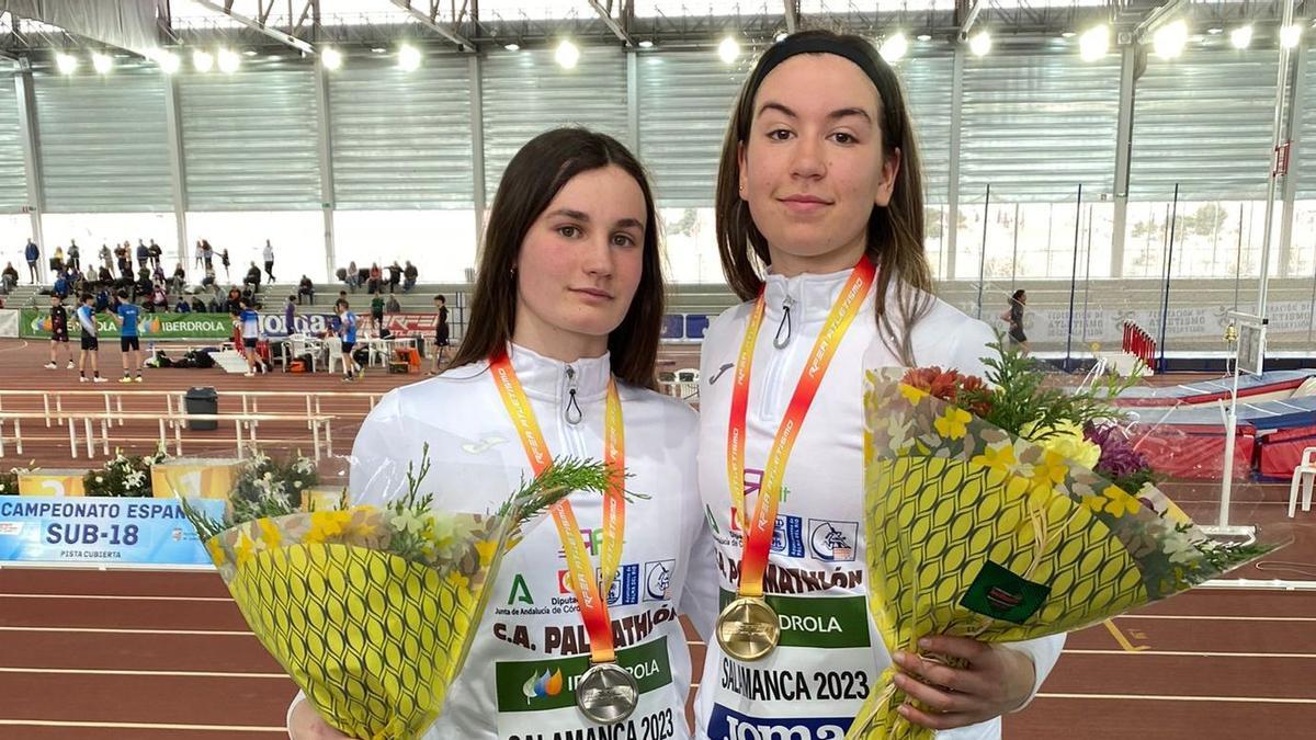 Marta Mohedo (plata) y Gema Tamarit (oro), con las medallas conquistadas en la pértiga del Campeonato de España sub 18.