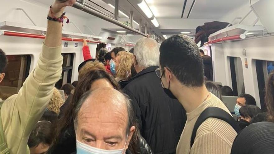 Viajar en tren en la Ribera ya es una odisea