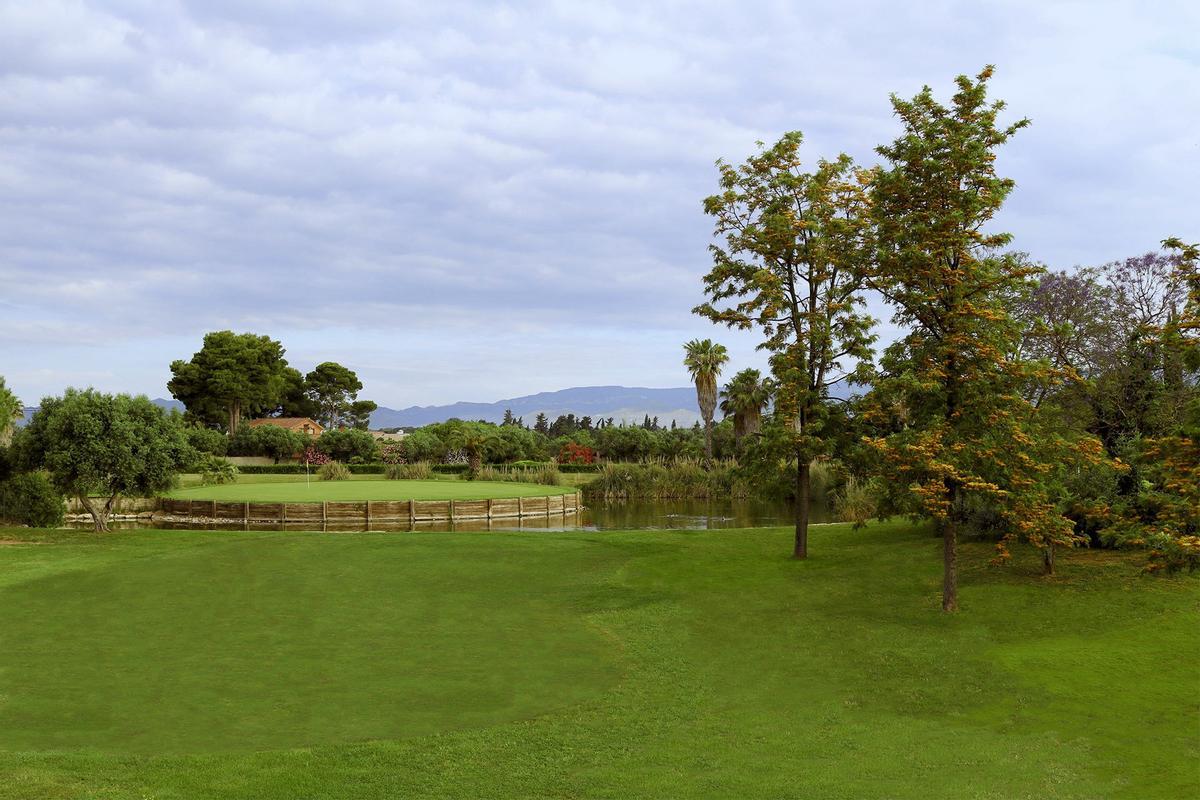 El icónico hoyo 4 par 3 del recorrido de Gaudí Golf Reus Club, en una isla donde reposa la bandera