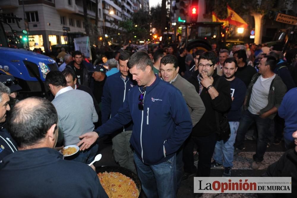 La noche de protesta de los agricultores se pasa con migas