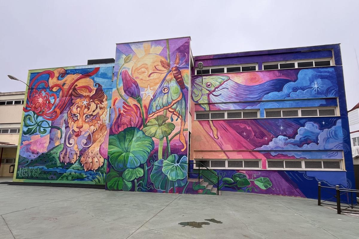 El mural "Persigue tu estrella", obra de la artista madrileña Leyvel en el CEIP Regimiento Inmemorial del Rey en el barrio madrileño de Moratalaz.