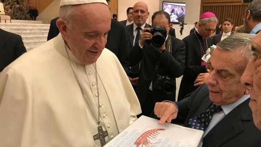 El Papa recoge el ejemplar de manos de José Luis Freire. // FdV