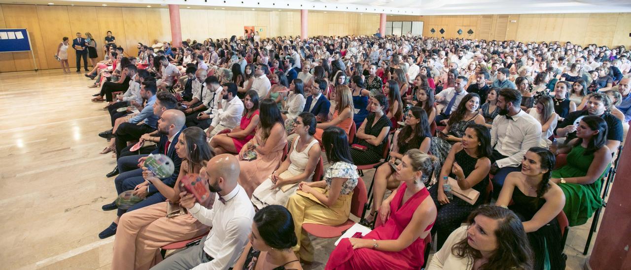 Un acto de graduación en la facultad de enfermería y fisioterapia de la UIB