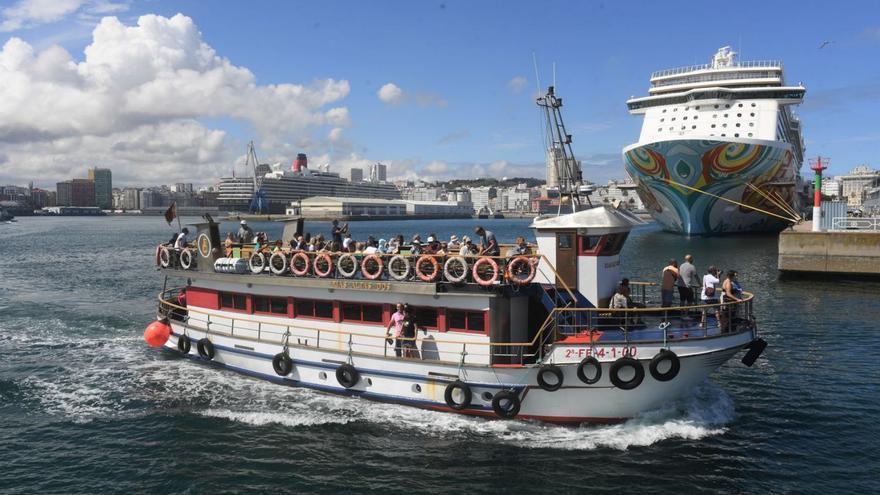 El Rías Altas II, que hace la ruta turística A Coruña-Oleiros, con un crucero detrás.