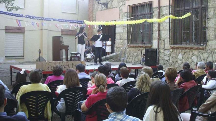 Un alumno y una profesora interpretan una pieza en una audición.