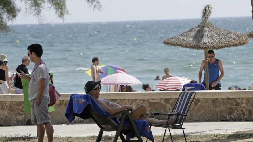 Un hombre descansa en una hamaca en Ciutat Jardí.