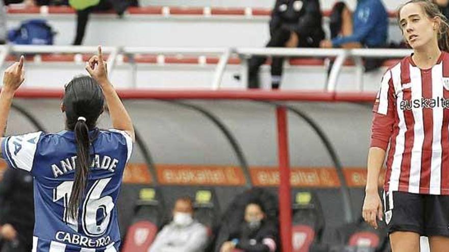 Lady Andrade celebra el gol del empate ante una jugadora bilbaína.