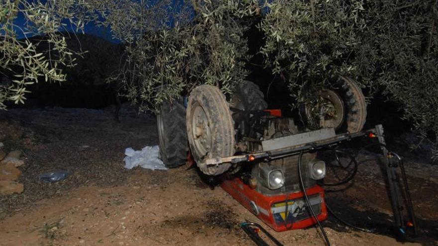 Muere al caer su tractor por un barranco en les Coves