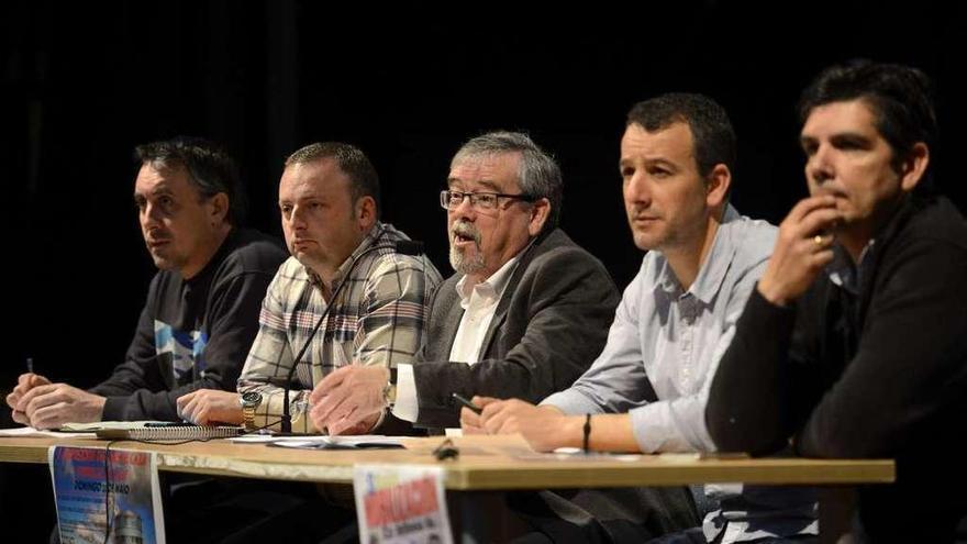 Julio Mariño, en el centro, interviene durante la asamblea en el auditorio. // Bernabé/Javier Lalín