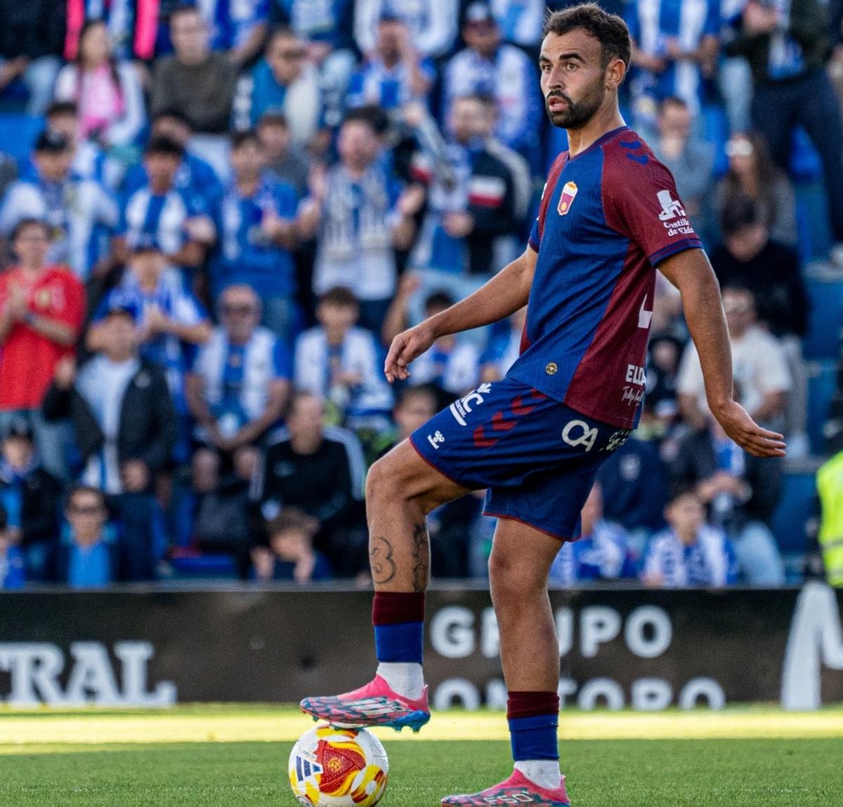 Jaime Vallejo controla un balón en un partido con el Eldense.