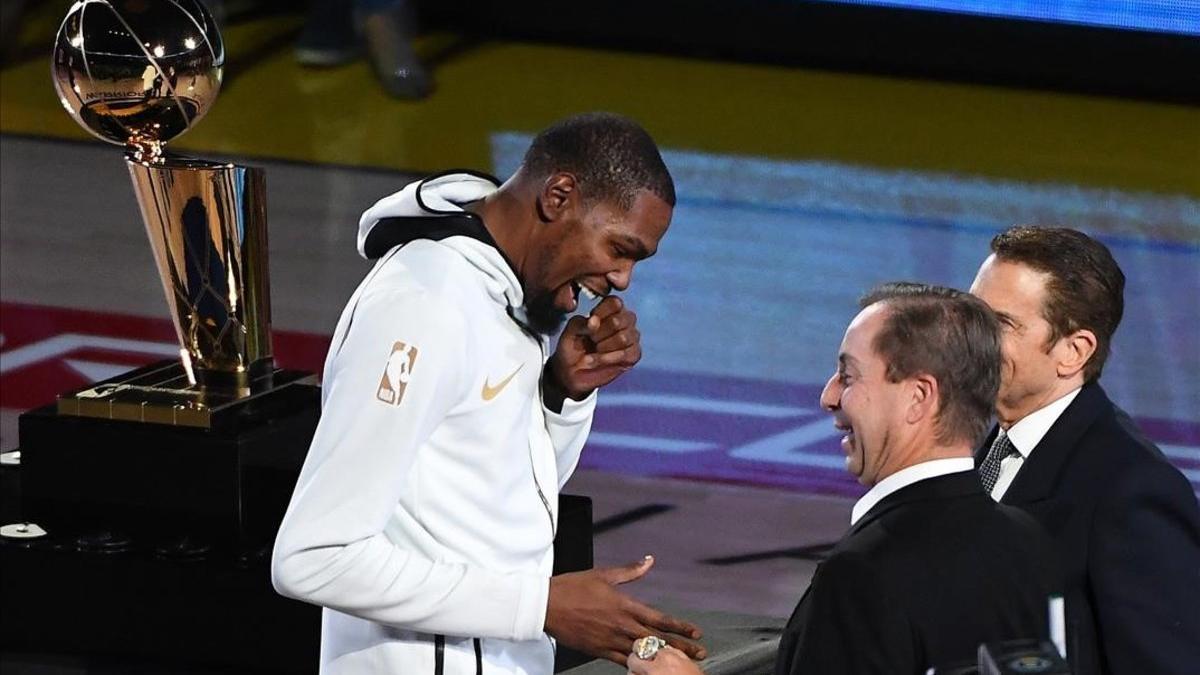 Kevin Durant (Golden State Warriors) recibe el año de campeón de la NBA del 2018 antes del primer partido de la temporada ante los Thunder de Oklahoma.