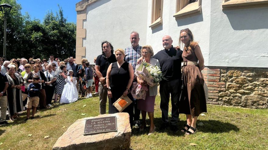 Por la izquierda, el alcalde, Gerardo Sanz; la hija, el yerno y la viuda de José Manuel García, Carmen María García, Luis Ángel Marinas y Carmen Pérez, respectivamente; el sacerdote José Julio Velasco, y Ana Belén González, presidenta de la comisión de festejos de San Cucao, ayer, ante la placa. | A. L.