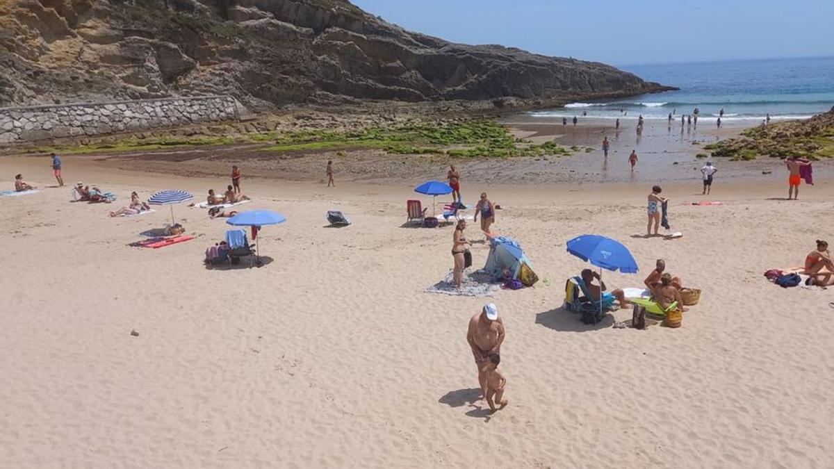 Bañistas en Llanes.