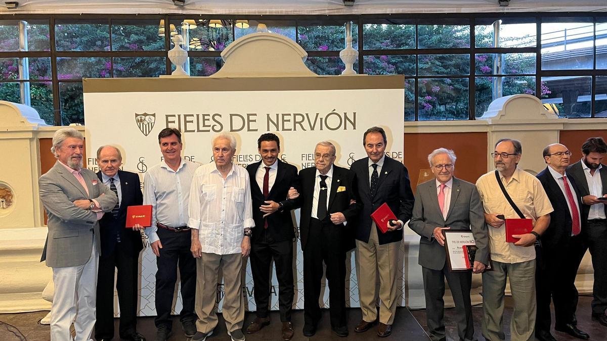 Del Nido Carrasco posa con los veteranos Fieles de Nervión en el evento anual