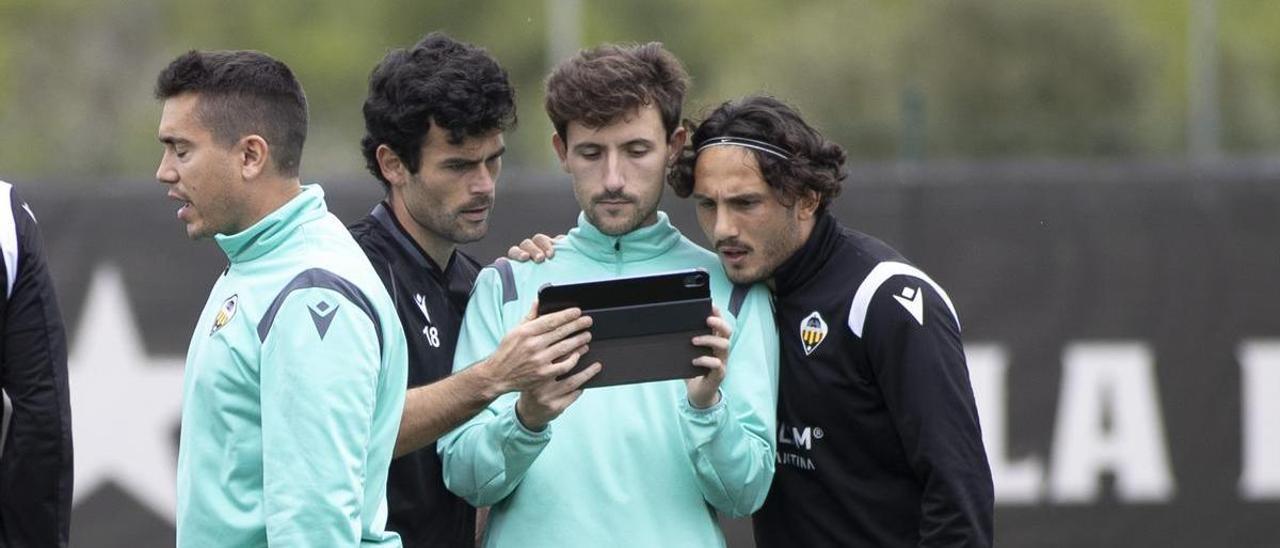 Urdiain muestra una tablet a los jugadores Indias y Kochorashvili durante un entrenamiento en Orpesa.