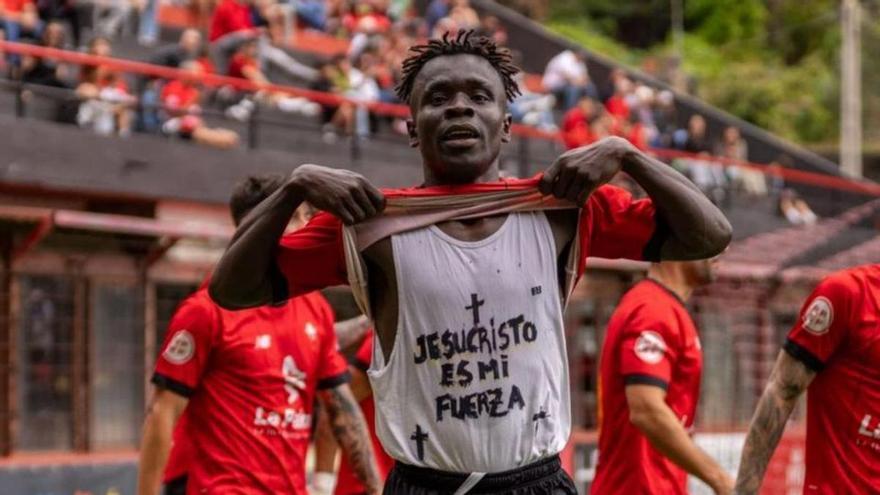 Adama celebra el 2-0 ante el Lanzarote.