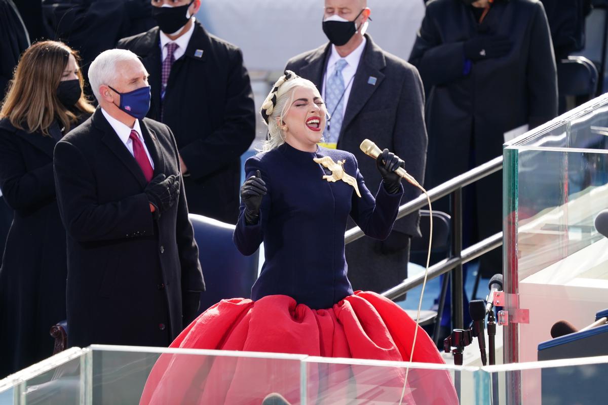 Lady Gaga canta el himno de Estados Unidos en la toma de posesión de Biden.