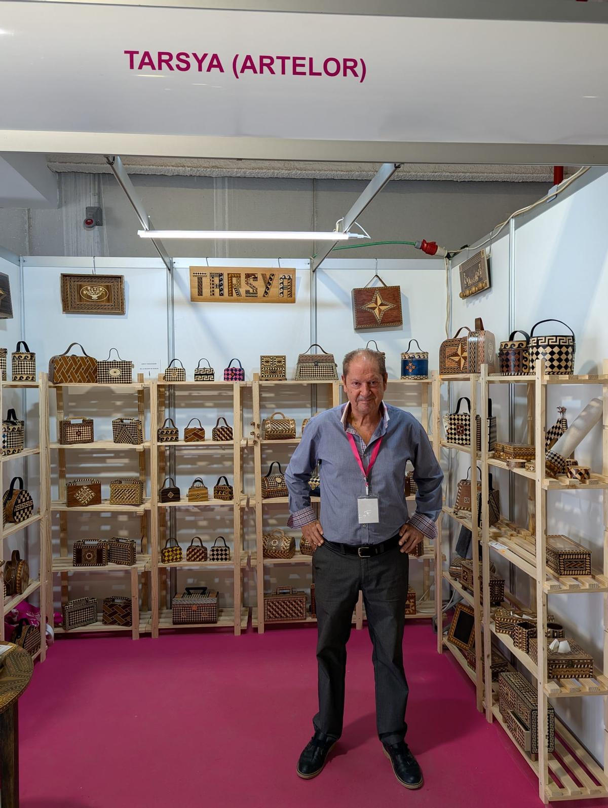 Paco Montero, en su stand en Artelor