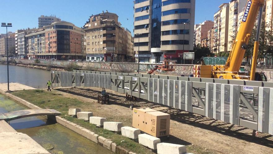 Expectación entre los malagueños por el ensamblaje del puente del CAC