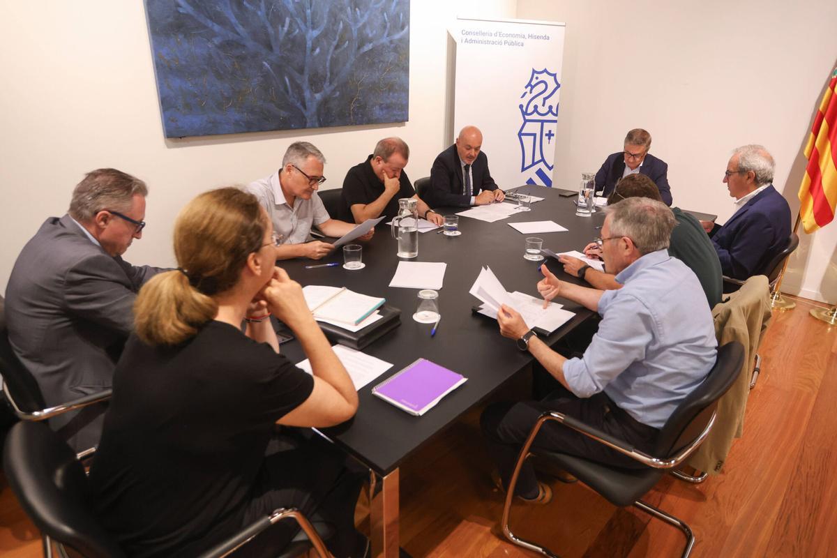 Reunión de la comision mixta de expertos con la Conselleria de Hacienda de Jose Antonio Rovira en las Corts