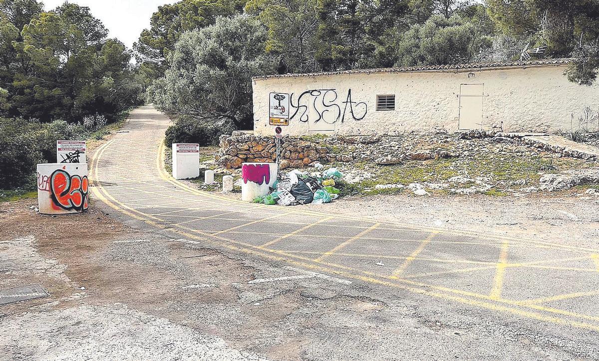 El camino está semabrado de bolsas de basura, latas y botellas de alcohol vacías o restos de comida.