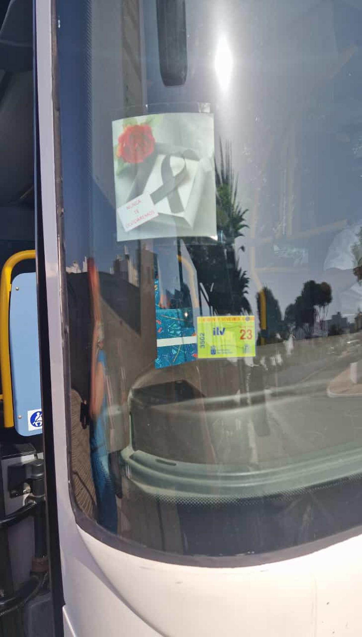 Una guagua de Intercity Bus con el crespón negro por la muerte de Roberto Carlos Pérez García en señal de duelo.