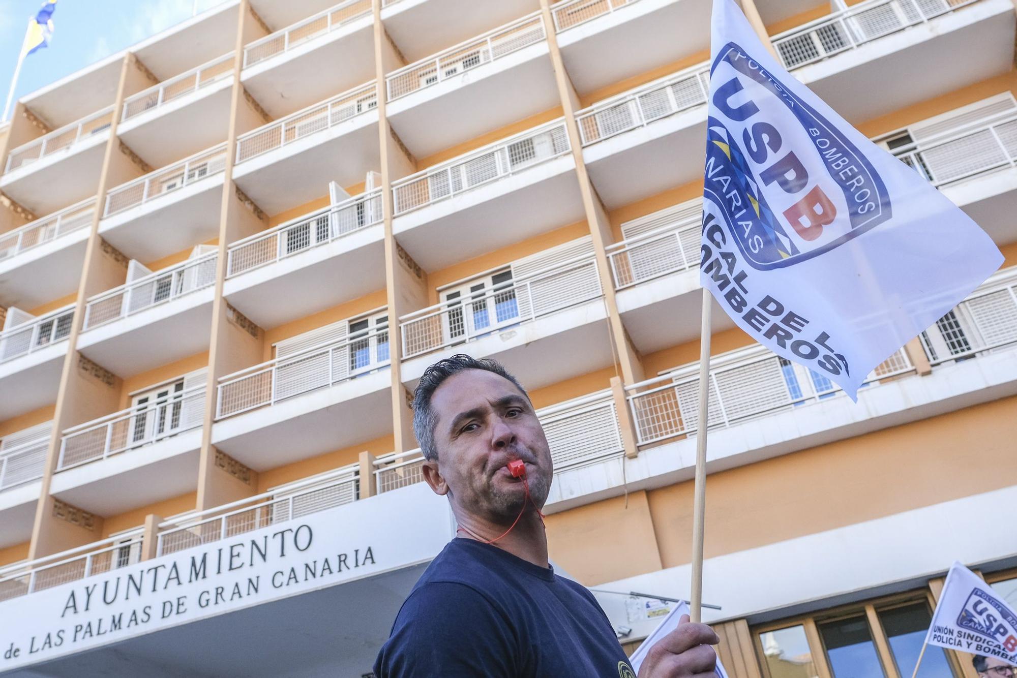 Concentración de la Policía Local frente al Ayuntamiento