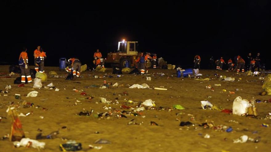 Basura acumulada en la playa después de San Juan