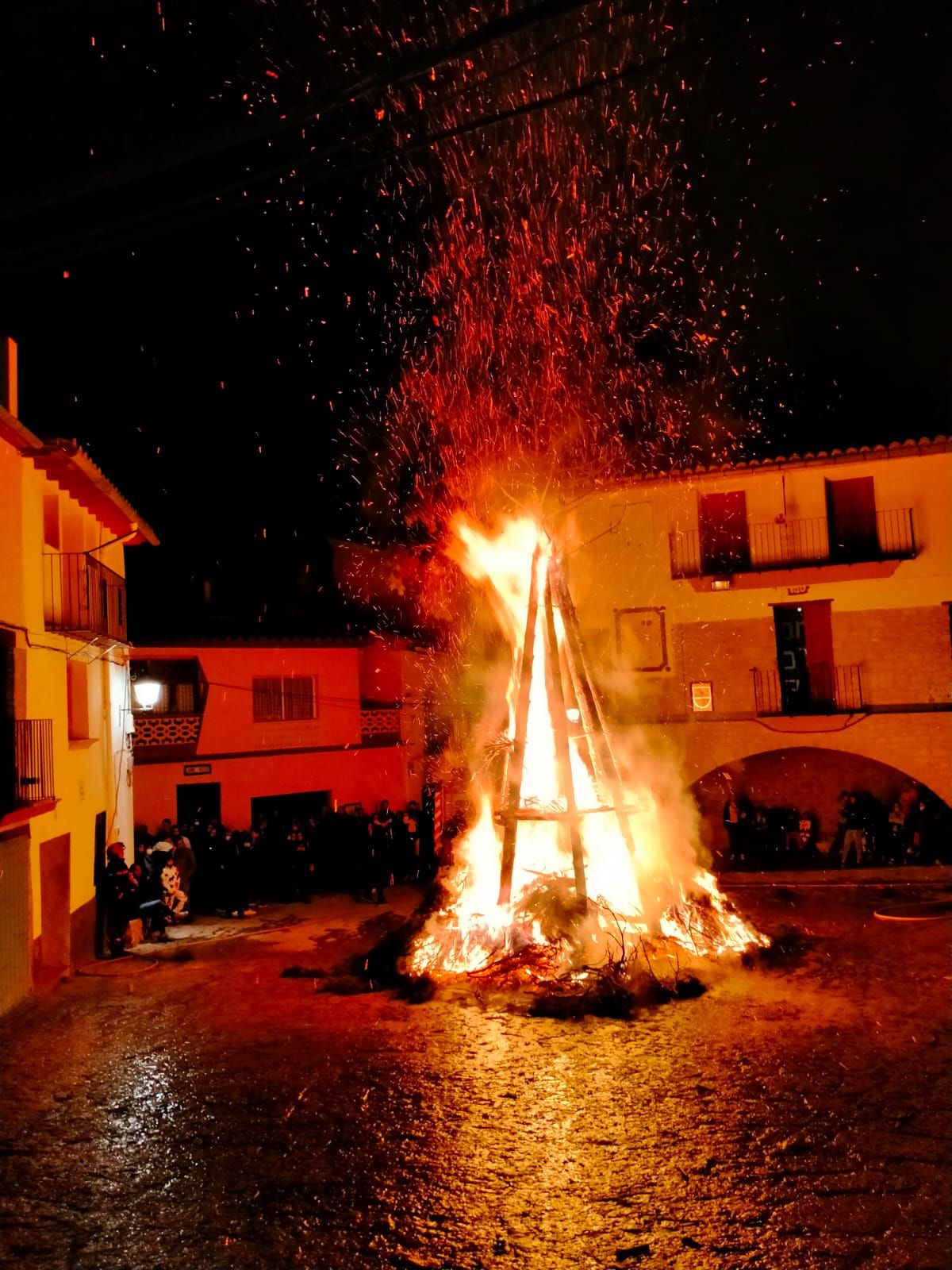 Las imágenes de la fiesta más rara de Sant Antoni en la Todolella, en octubre