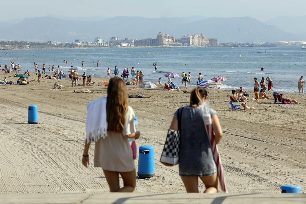La playa de la Malva-rosa en València esta mañana de San Juan, a las 9.00 horas, ya estaba llena de gente.