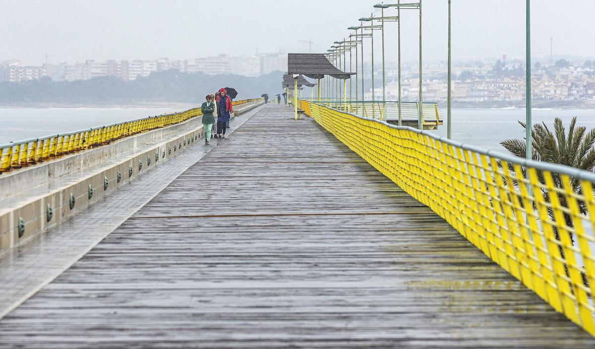 Paseo voladizo del dique de Levante en un día de lluvia