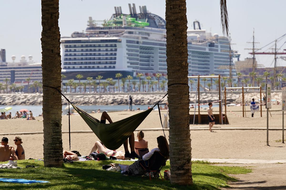 Bañistas y turistas disfrutan del sol y el calor en la playa de La Malagueta a mediados de abril.
